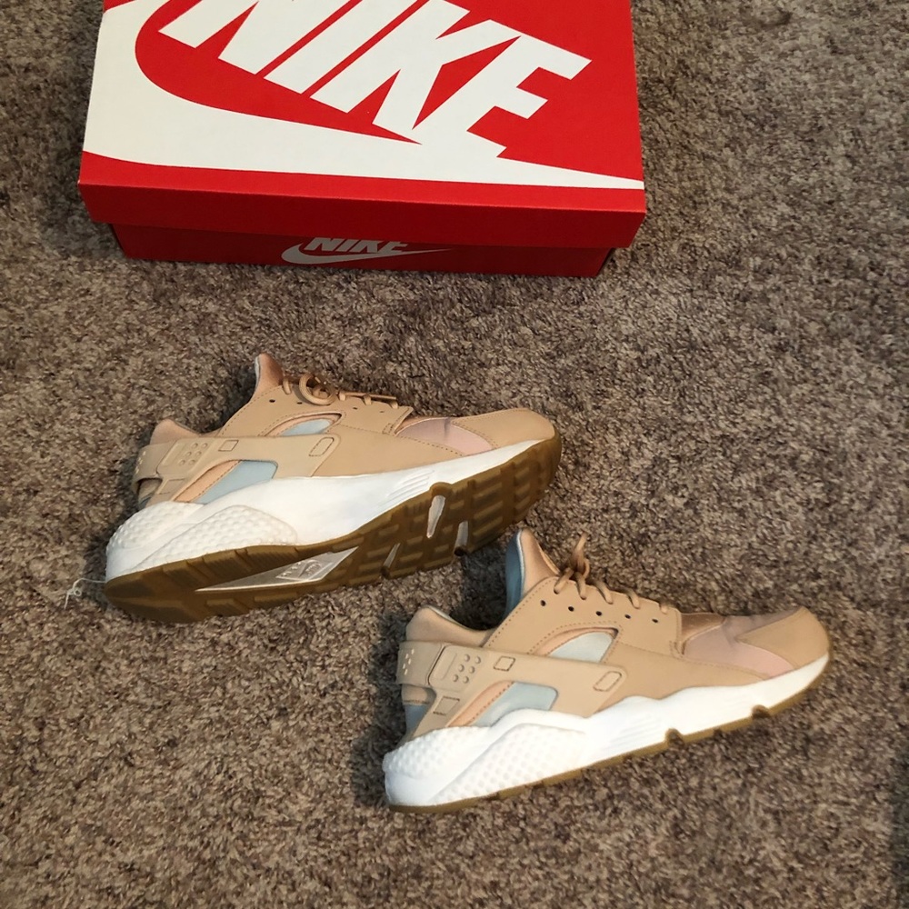 WMNS AIR HUARACHES RUN